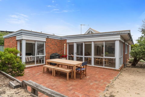 St. Andrews Beach Coastal Escape - Australian Directory 1