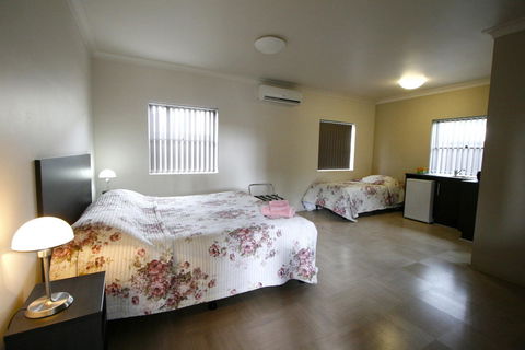 Station Hotel Motel Kurri - Australian Directory 2