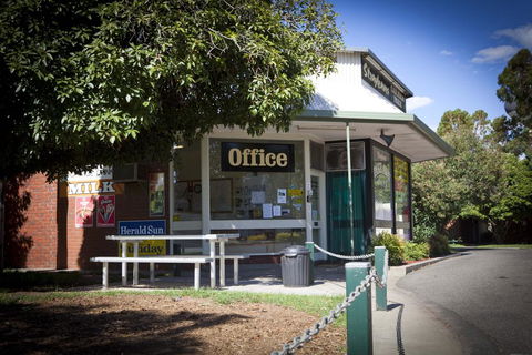 Strayleaves Caravan Park - Australian Directory 2