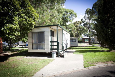 Strayleaves Caravan Park - Australian Directory 1