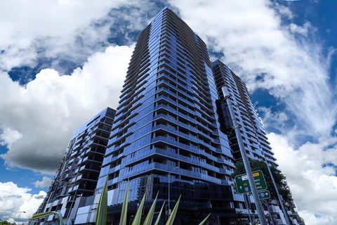 Stylist 2 Bedrooms Apartment With Pool/GYM/Parking - Australian Directory 0