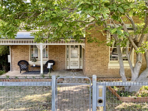 SUMMER HOUSE - CENTRAL LOCATION Near PARK - Australian Directory 3