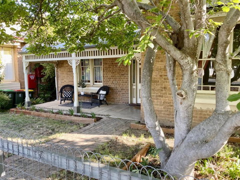 SUMMER HOUSE - CENTRAL LOCATION Near PARK - Australian Directory 1