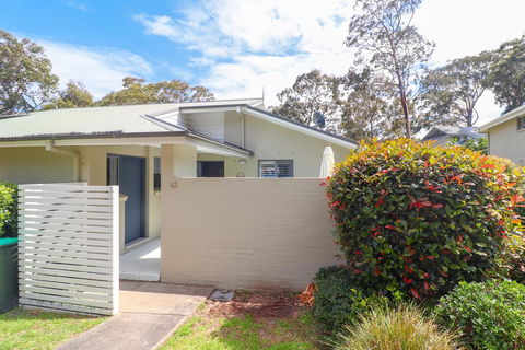 Sunflower Villa In Raffertys Resort - Australian Directory 1