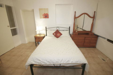 Sunny House - Melbourne Airport Home - Australian Directory 3
