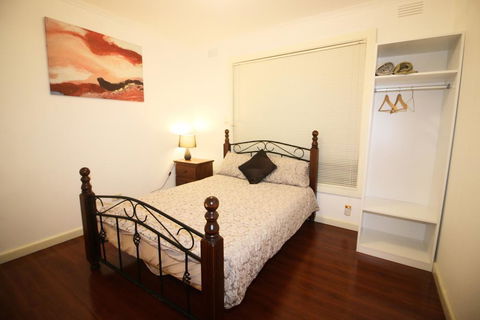 Sunny House - Melbourne Airport Home - Australian Directory 2