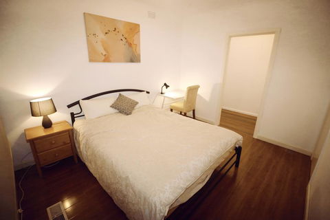 Sunny House - Melbourne Airport Home - Australian Directory 0