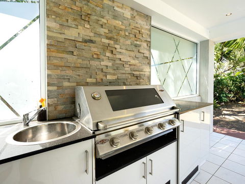 Super Sized Family Retreat With A Pool - Australian Directory 3
