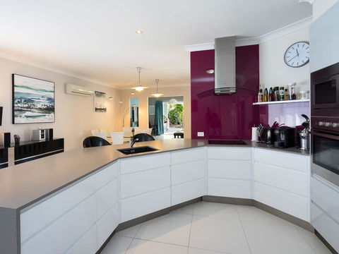 Super Sized Family Retreat With A Pool - Australian Directory 2