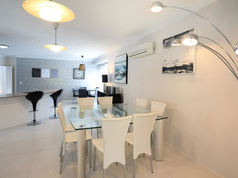 Super Sized Family Retreat With A Pool - Australian Directory 1