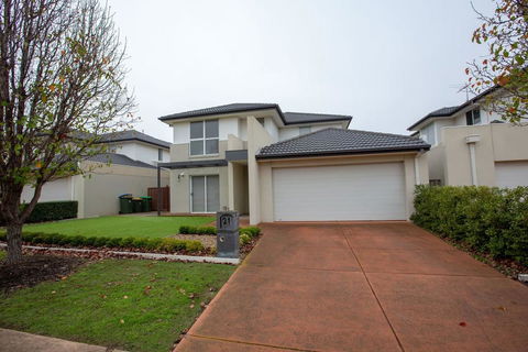 Superb Luxe 5BR House@Point Cook Near Lake - Australian Directory 0
