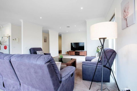 Superb Luxe 5BR House@Point Cook Near Lake - Australian Directory 3