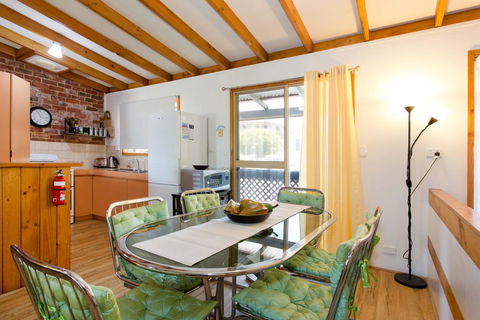 Surf And Sunsets, Beach Holiday Home Mandurah - Australian Directory 2