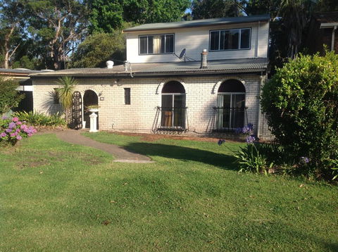 Surfer's Rest In Berrara - Australian Directory 0