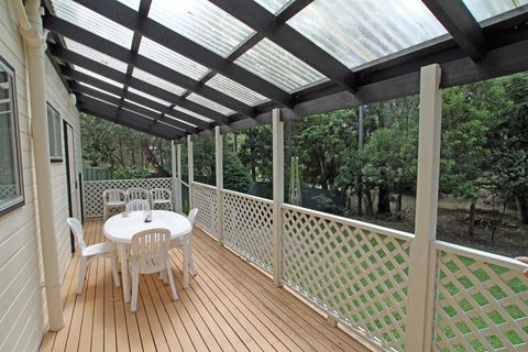 Surfer's Rest In Berrara - Australian Directory 1