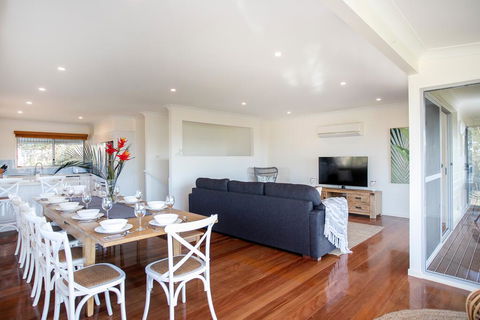 Surfers Beach House - Australian Directory 2