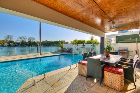 Surfers Paradise Escape - Waterfront House - Australian Directory 2
