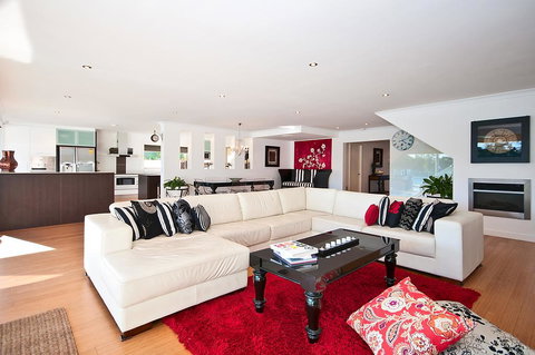 Surfers Paradise Escape - Waterfront House - Australian Directory 1