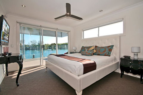 Surfers Paradise Escape - Waterfront House - Australian Directory 3