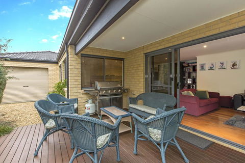 SURFSIDE GETAWAY IN PICTURESQUE INVERLOCH - Australian Directory 3