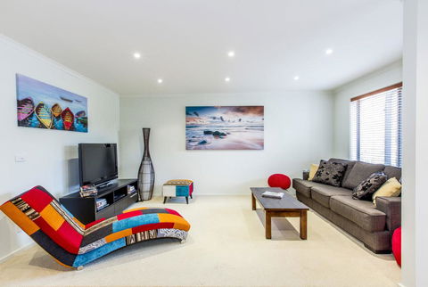 SURFSIDE GETAWAY IN PICTURESQUE INVERLOCH - Australian Directory 0