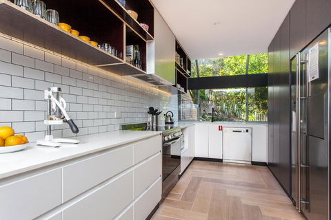 Surfside6 @ James Cook - Clarkes Beach - Australian Directory 3