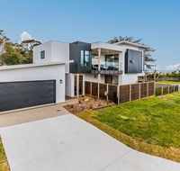 SWEEPING VIEWS - FREE WIFI  NETFLIX - PET FRIENDLY OUTSIDE ONLY - Australian Directory