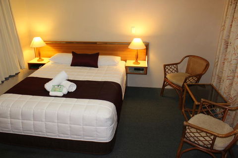 Tabourie Lake Motor Inn - Australian Directory 2