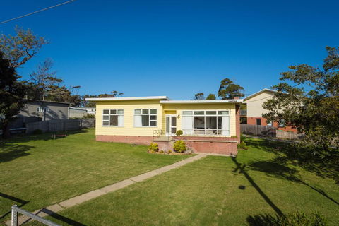 The 50's Beach House - Australian Directory 1