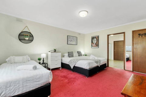 The Calzburg Guest Home - Australian Directory 1
