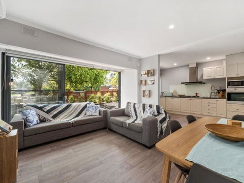 The Heart Of Cosmopolitan Mornington - Australian Directory 1
