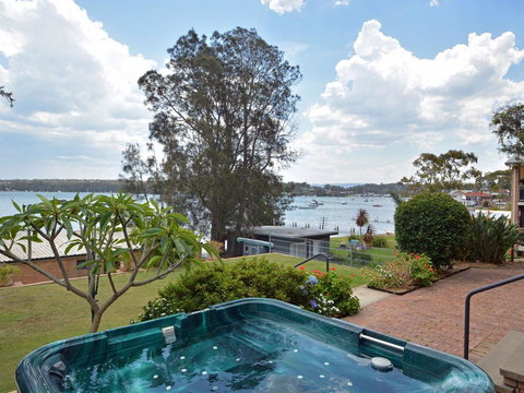 The House On The Lake @ Fishing Point, Lake Macquarie - Honestly Put The Line In And Catch Fish - Australian Directory 1