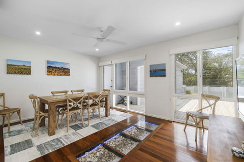 THE LAKE HOUSE - WiTH SWIMMING POOL - Australian Directory 1