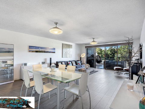 The Nest At Fingal Bay - Australian Directory 1