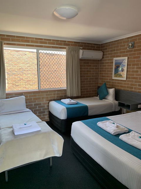 The Oaks Hotel Motel - Australian Directory 3