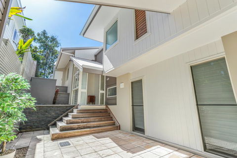 The Peachy Life, Sunshine Beach - Australian Directory 1