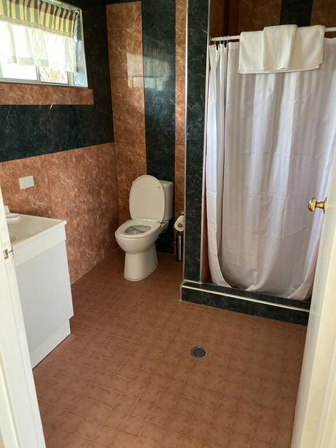 THE QUEENSLANDER MOTEL - Australian Directory 1