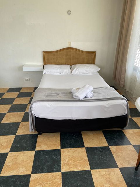 THE QUEENSLANDER MOTEL - Australian Directory 2