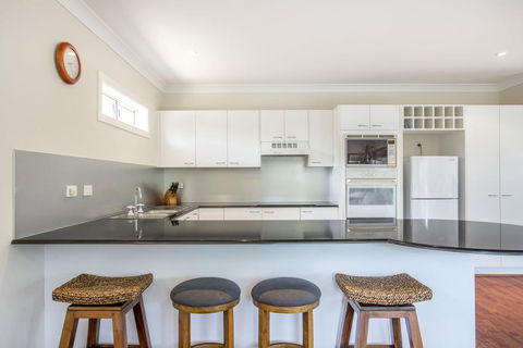 The Sands - 4/46 Jones Avenue Mollymook - Australian Directory 1