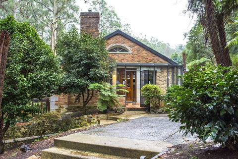 The Stone On The Hill - 3 Bedroom House - Australian Directory 1
