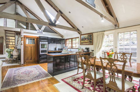 The Stone On The Hill - 3 Bedroom House - Australian Directory 2