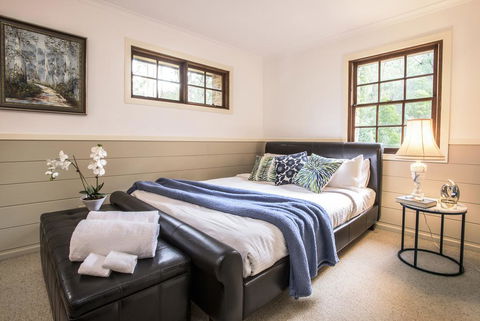 The Stone On The Hill - 3 Bedroom House - Australian Directory 3