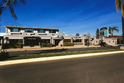 The Town House Motor Inn - Australian Directory 1