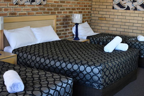The Town House Motor Inn - Australian Directory 3