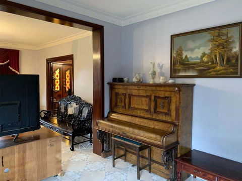 Thomastown Antique House Room 3 - Australian Directory 2