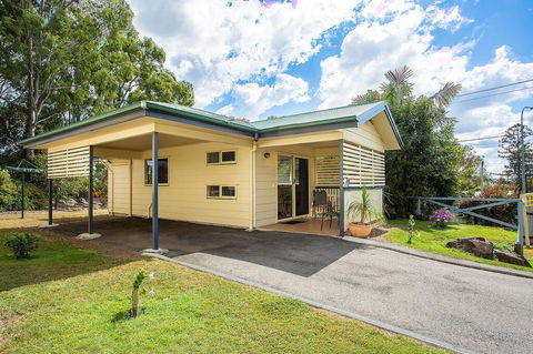 Tiaro Tourist Stopover - Australian Directory 1