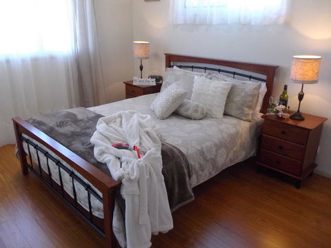 Tinaroo Sunset Retreat - Australian Directory 3
