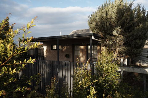 Tomfoolery Winemaker's Cottage Barossa Valley - Australian Directory 1