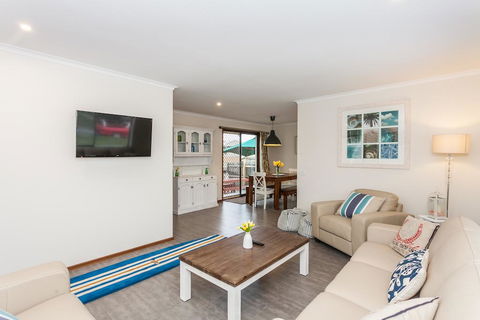 Torquay Retreats Aus- TwentyTwo Pride - Australian Directory 2