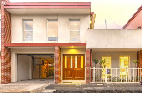 Tranquil Townhouse In Port Melbourne - Australian Directory 0